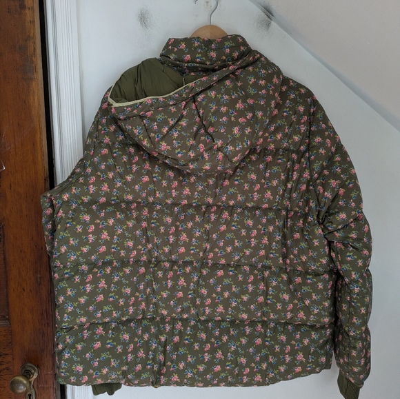 THE GREAT. Down Puffer Jacket in Cypress Basin Floral - Picture 12 of 12